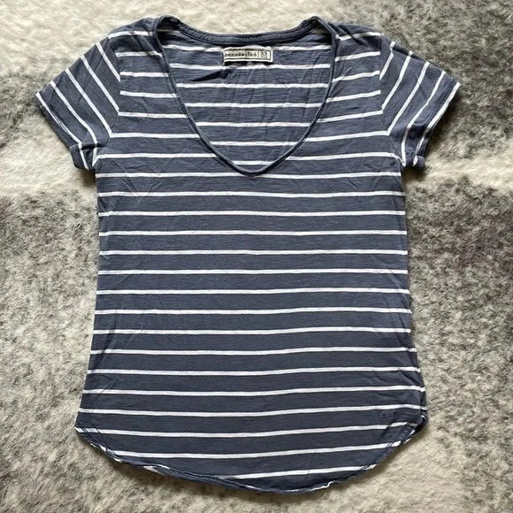 🔥4/$20 Abercrombie &  Fitch Striped T Shirt - Picture 1 of 9